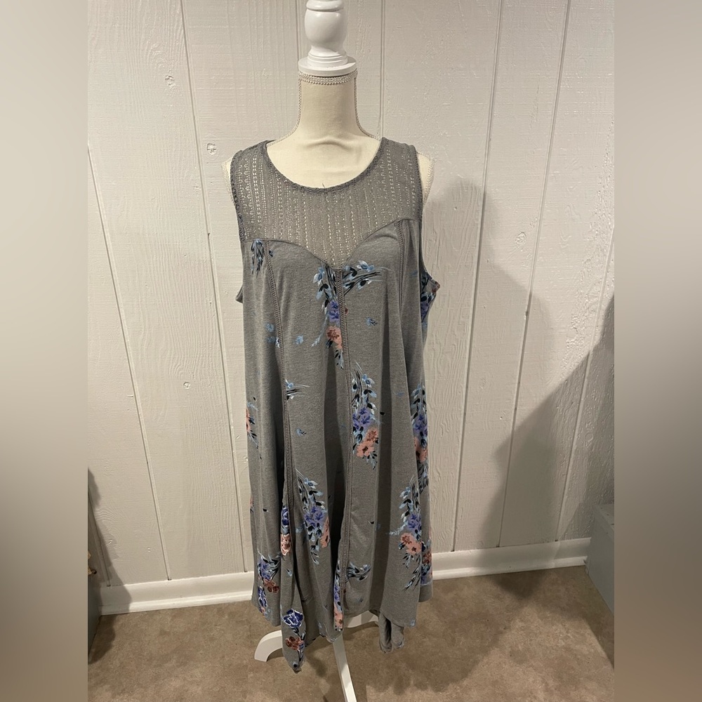 Torrid Size 3 Gray Floral Fluted Dress